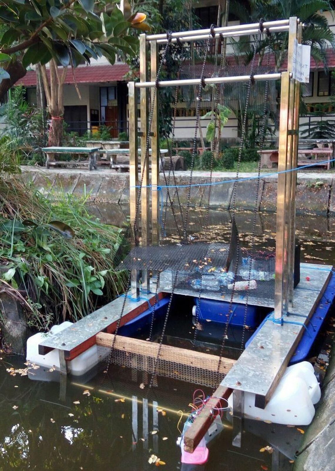 Mahasiswa Ciptakan Robot Pemungut Sampah di Sungai